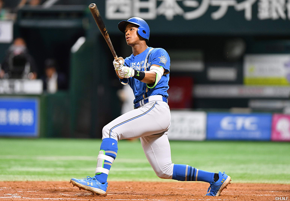 5回表、2打席連続のホームランを放つ万波選手