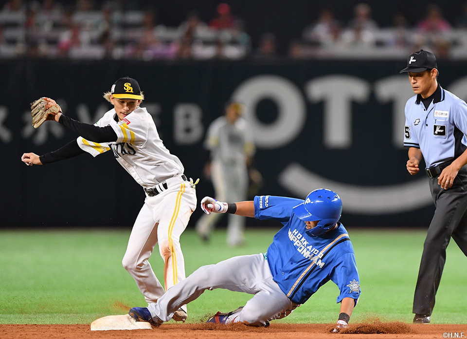 5回表、レフトへ二塁打を放つ野村選手