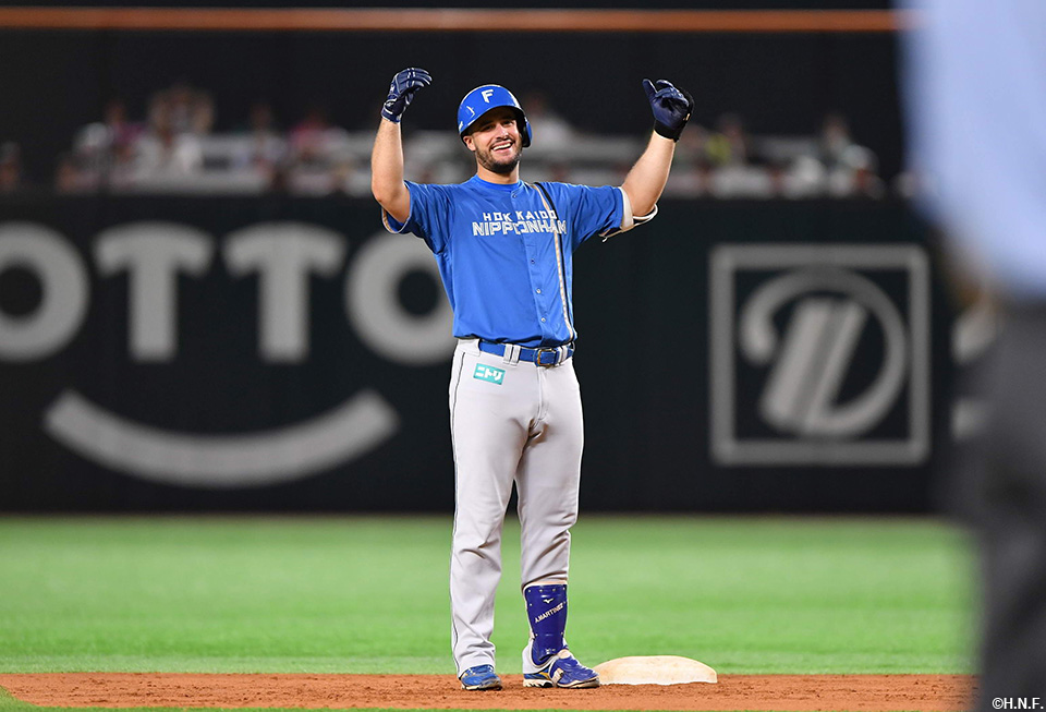 9回表、センターへタイムリーツーベースを放ったマルティネス選手