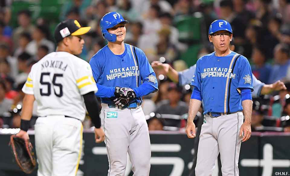 9回表、ライトへタイムリーを放った清宮選手