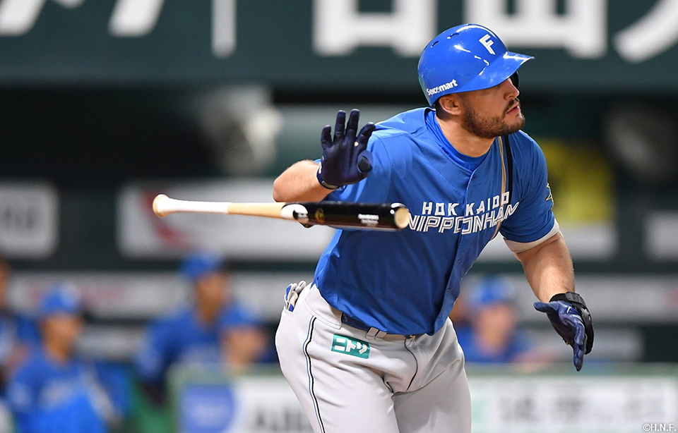 1回表、センターへヒットを放つマルティネス選手