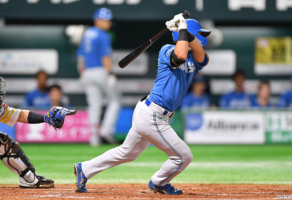 2回表、センターへヒットを放つ上川畑選手