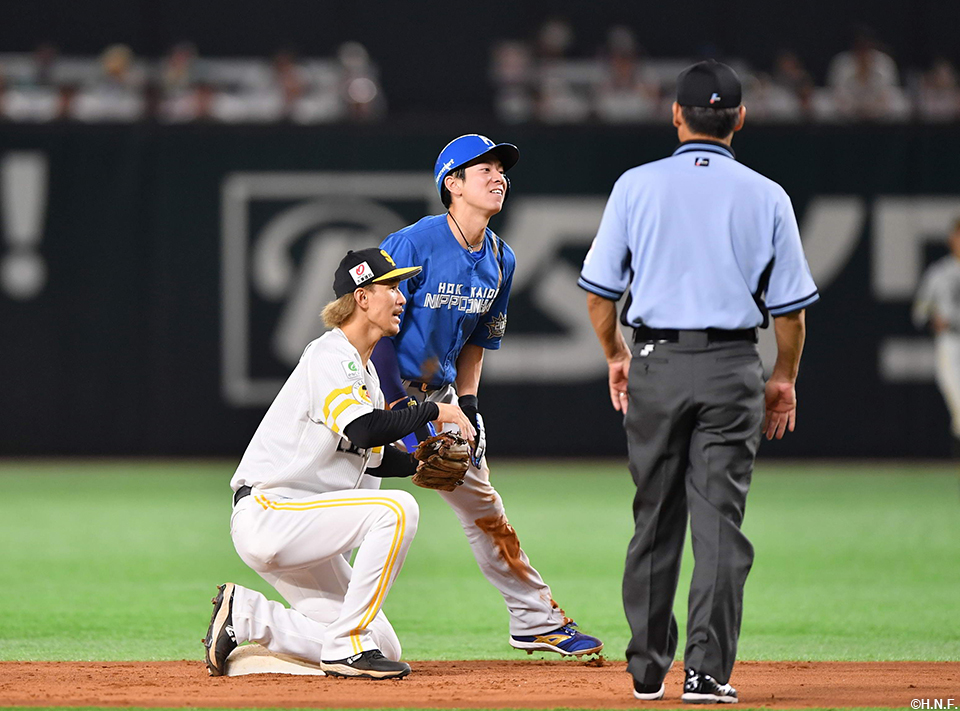 3回表、盗塁を決める松本剛選手
