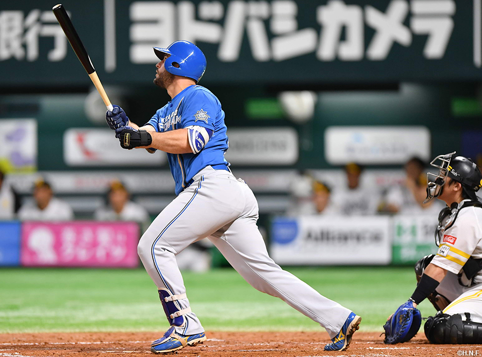 3回表、ライトへ先制の2ランを放つマルティネス選手01