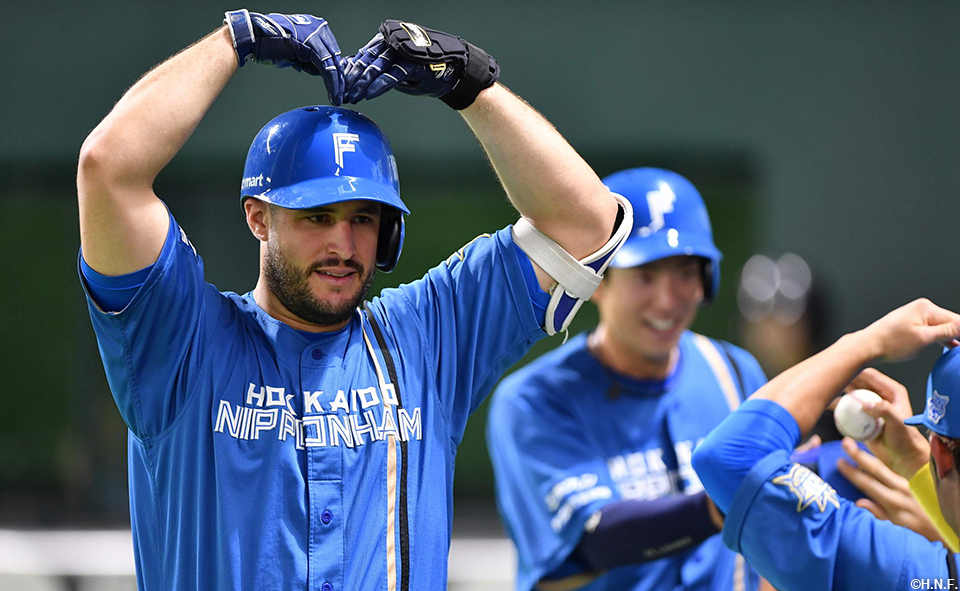 3回表、ライトへ先制の2ランを放つマルティネス選手02