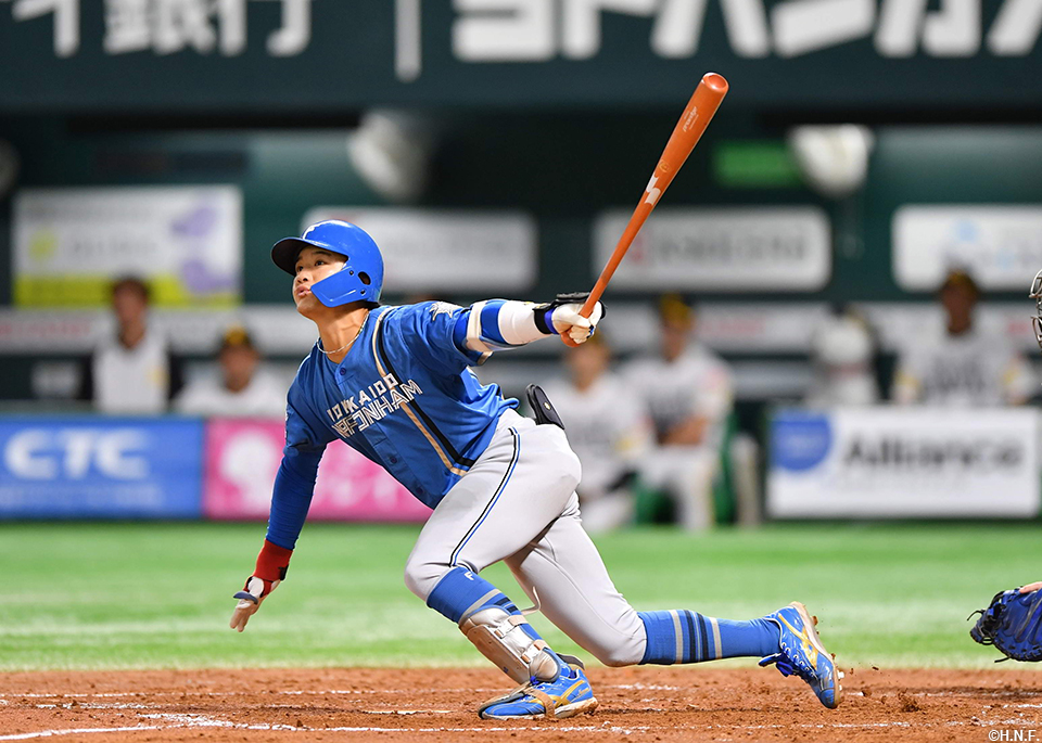 5回表、レフトへ二塁打を放つ奈良間選手