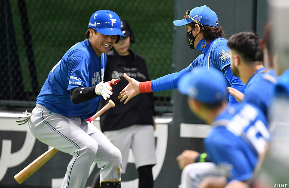 5回表、送りバントを決めた伏見選手