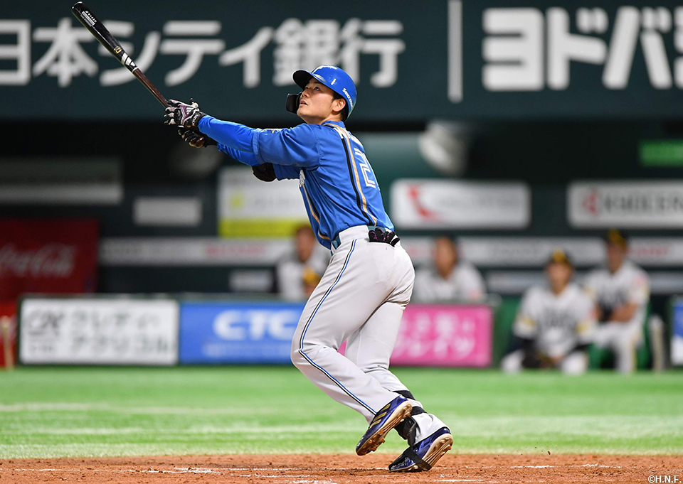 5回表、レフトへ犠牲フライを放つ清宮選手