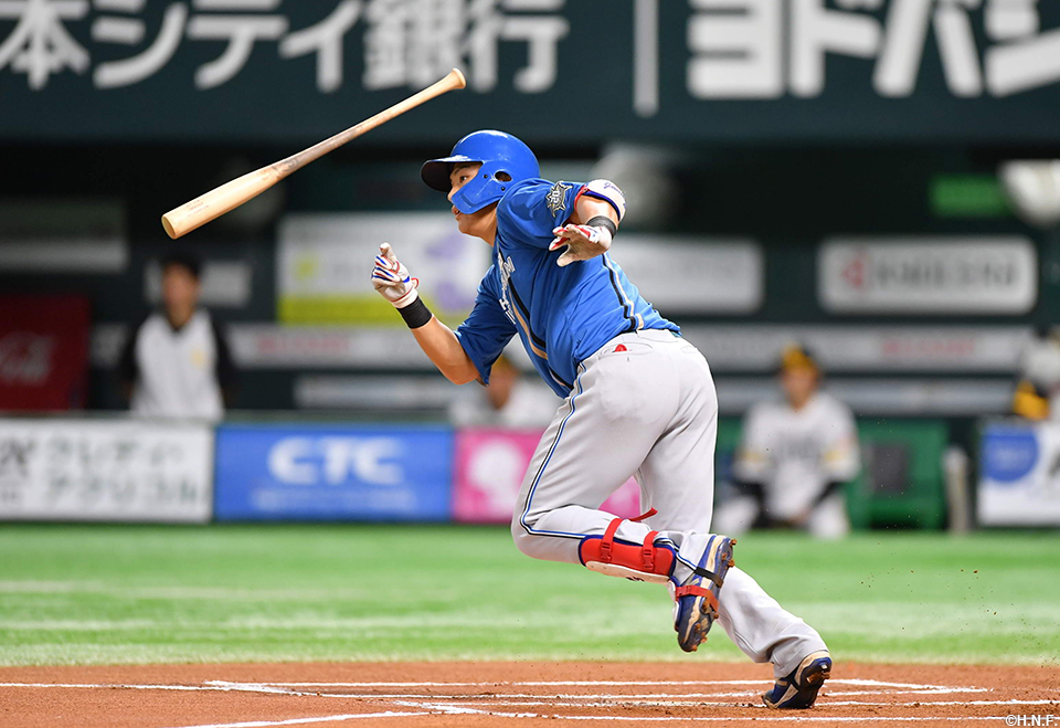 6回表、レフトへヒットを放つ野村選手