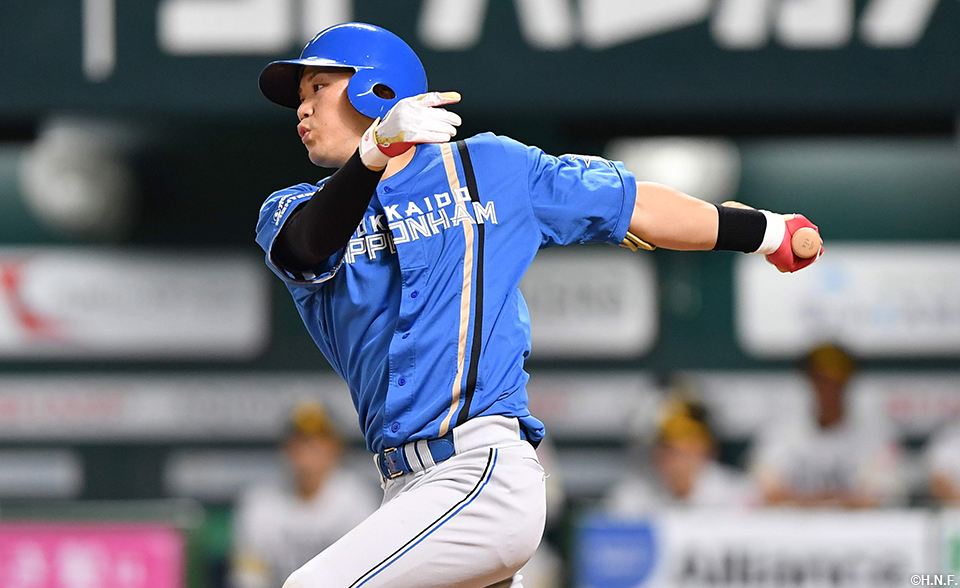 6回表、内野安打を放つ伏見選手