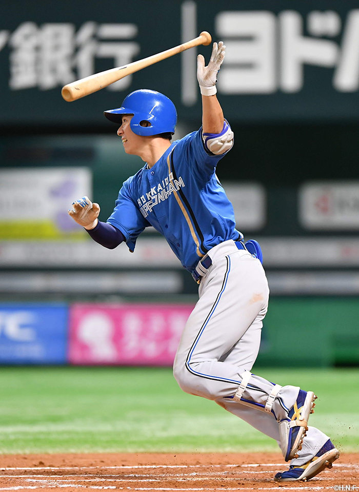 7回表、センターへヒットを放つ松本剛選手