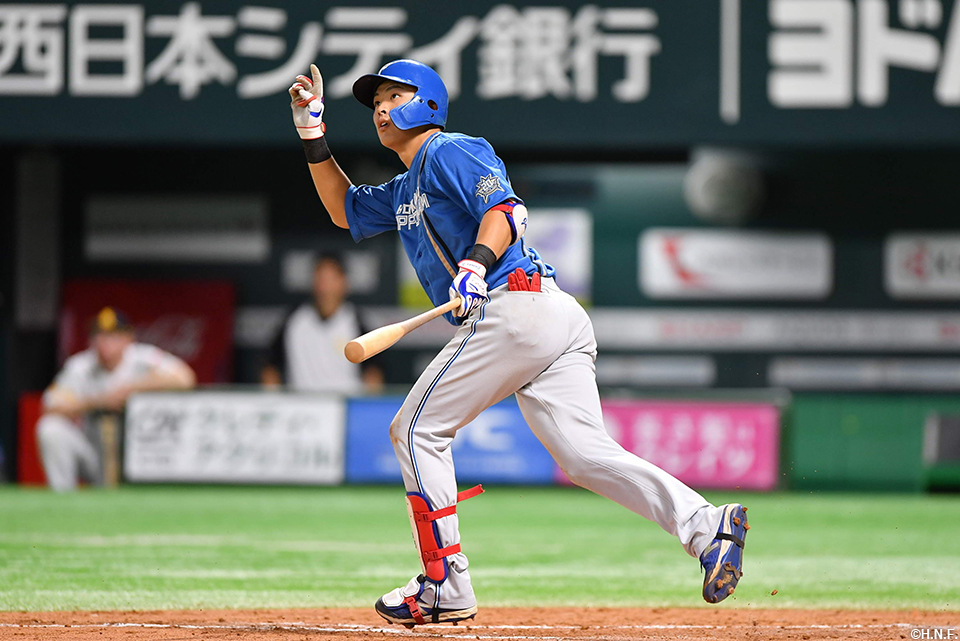 8回表、レフトへ本塁打を放つ野村選手