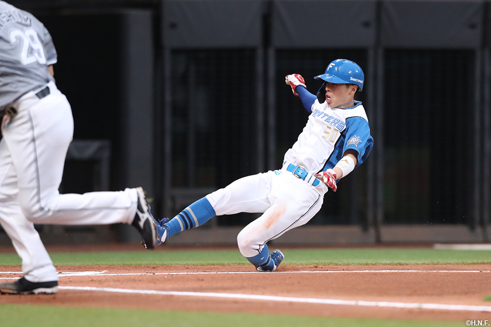 1回裏、生還する五十幡選手