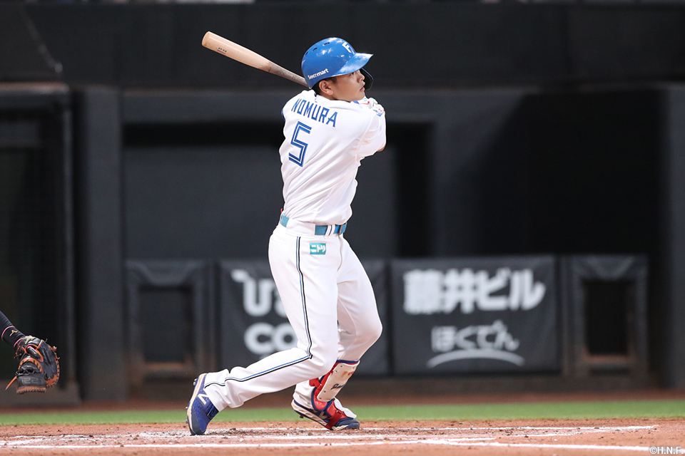 2回裏、センターへ二塁打を放つ野村選手