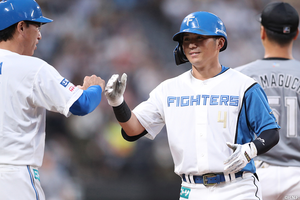 2回裏、セーフティーバントを決めた上川畑選手