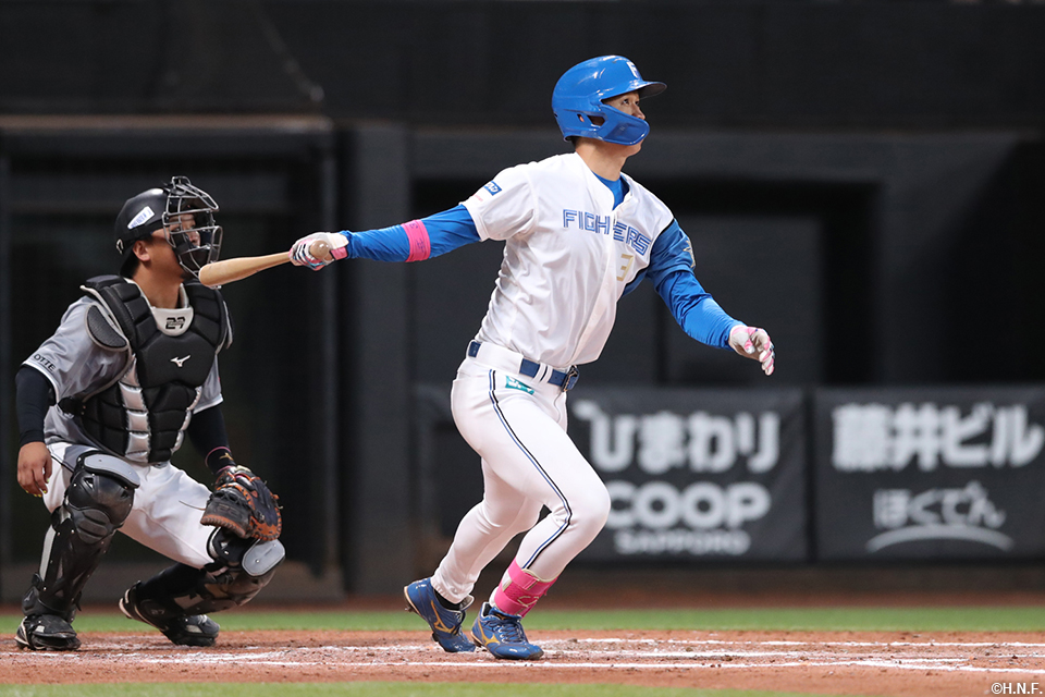 2回裏、センターへ同点適時打を放つ加藤豪選手