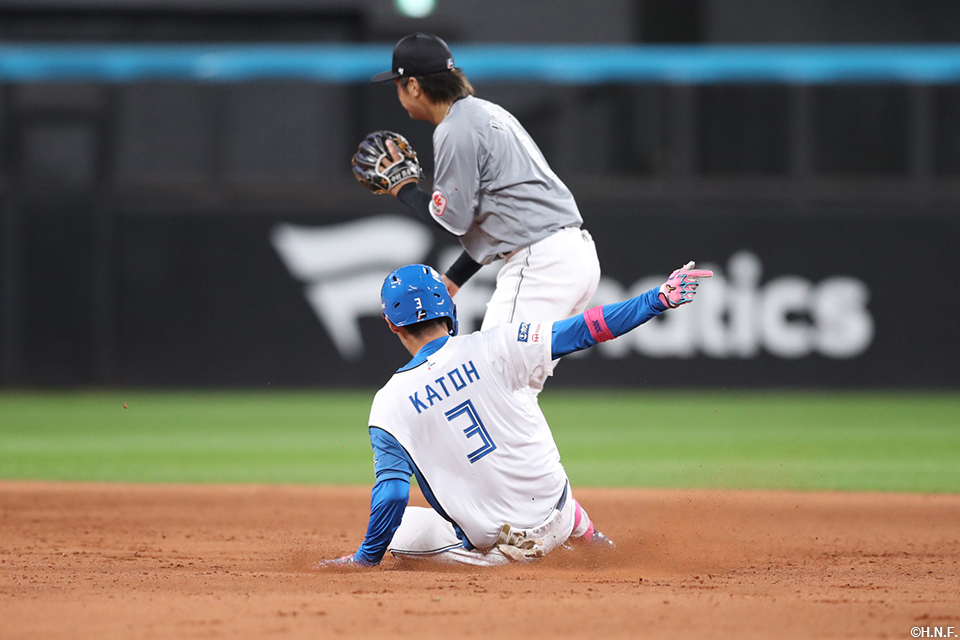 4回裏、好走塁をみせる加藤豪選手