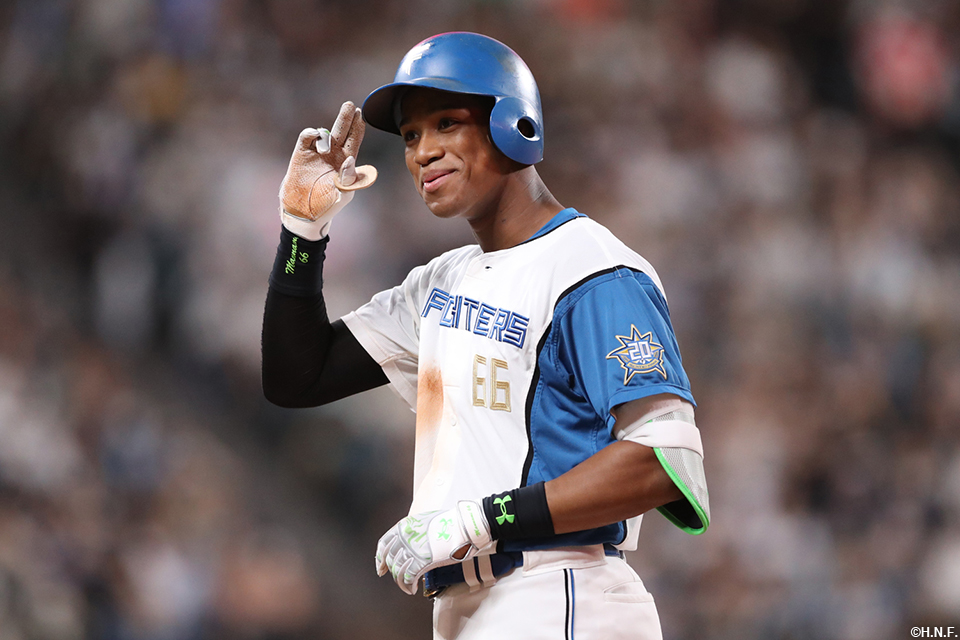 5回裏、ライトへ同点適時打を放った万波選手