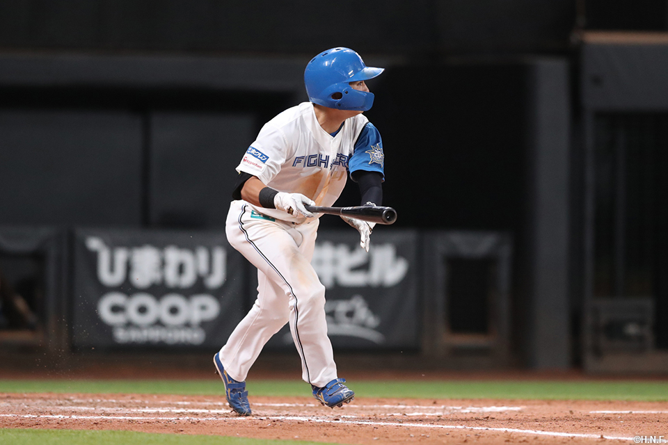 5回裏、センターへ勝ち越しの2点適時打を放つ上川畑選手01