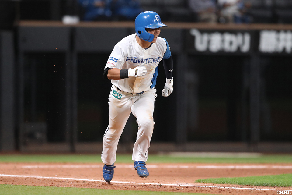 5回裏、センターへ勝ち越しの2点適時打を放つ上川畑選手02