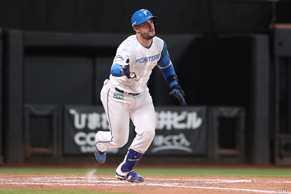 7回裏、ライトへ二塁打を放つマルティネス選手