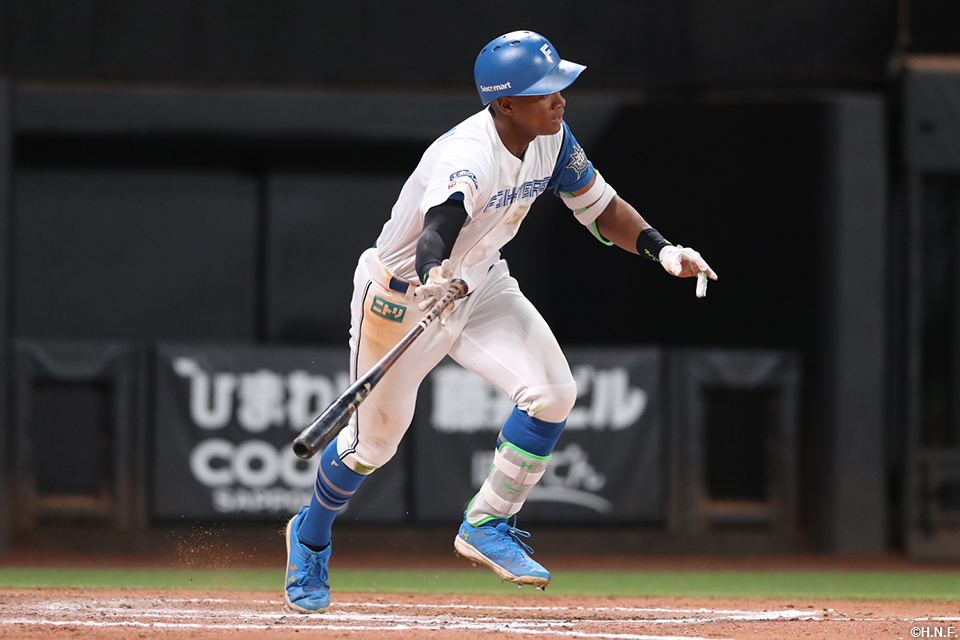 7回裏、センターへ適時打を放つ万波選手