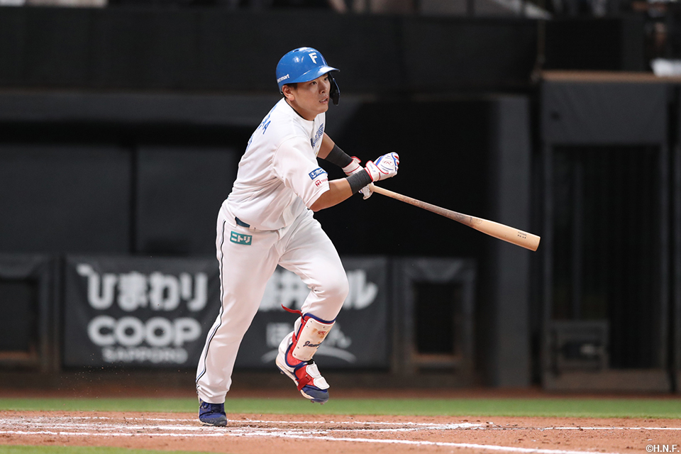 7回裏、ライトへヒットを放つ野村選手