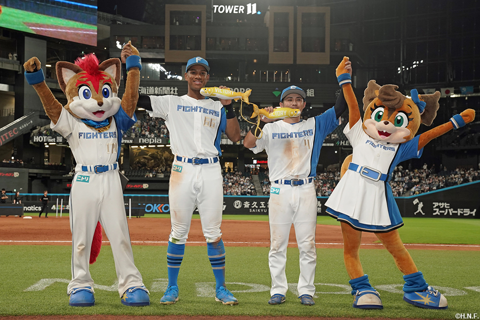 ヒーローの万波選手と上川畑選手01