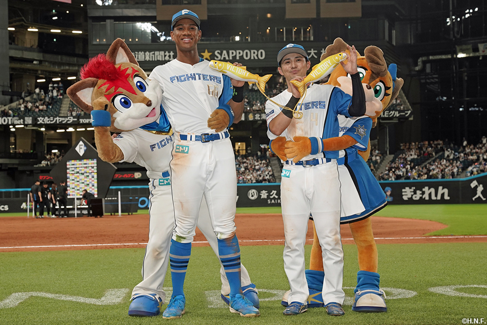 ヒーローの万波選手と上川畑選手02