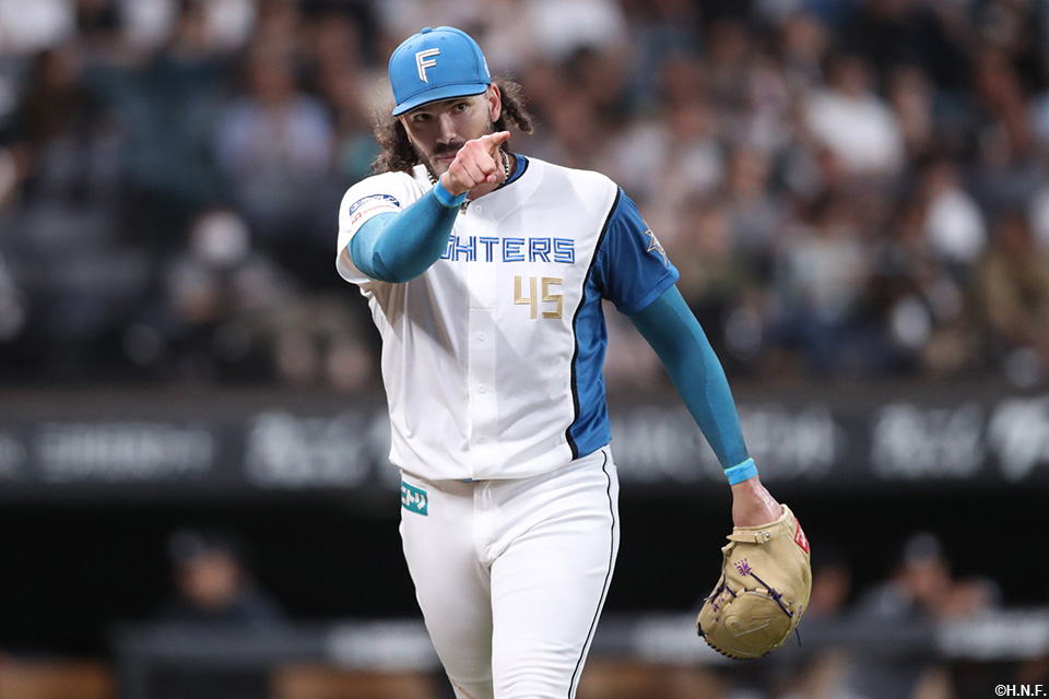 1回表、ピンチを切り抜けたポンセ投手