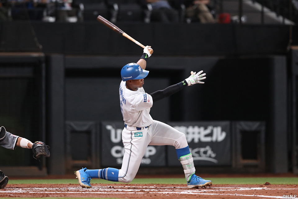 2回裏、レフトへヒットを放つ万波選手