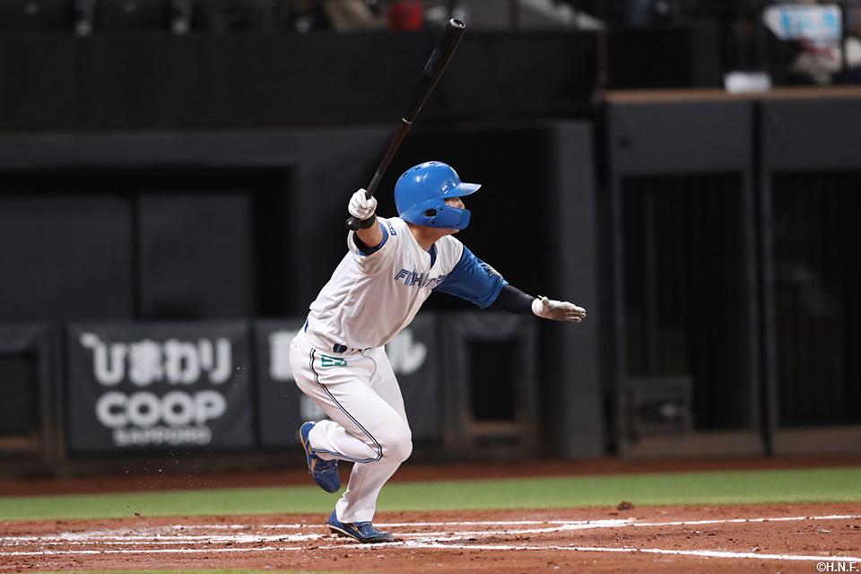 2回裏、センターへ先制の適時打を放つ上川畑選手01