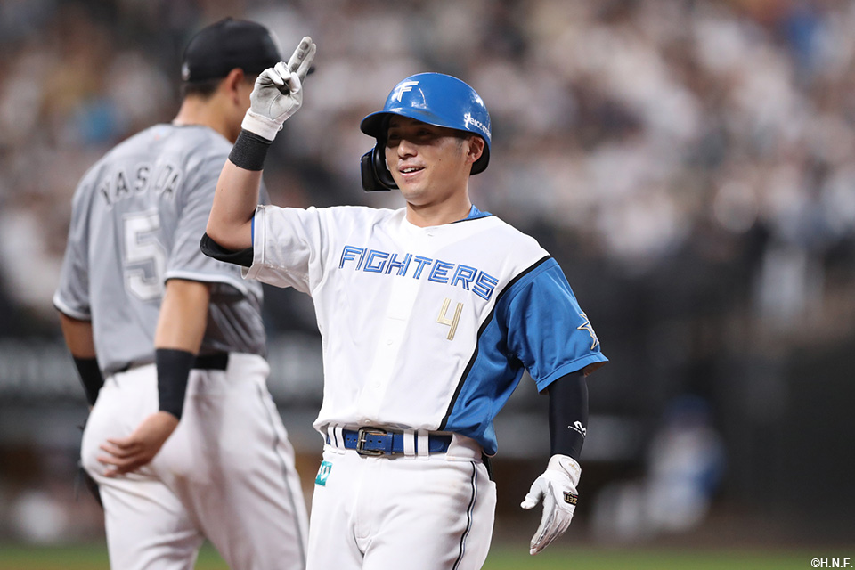 2回裏、センターへ先制の適時打を放つ上川畑選手02