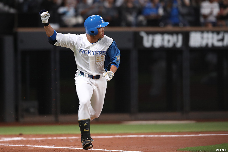 2回裏、レフトへ2点適時三塁打を放つ王選手01