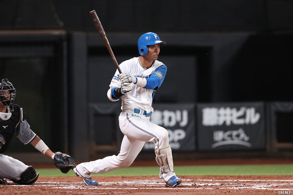 2回裏、ライトへ適時二塁打を放つ古川選手01