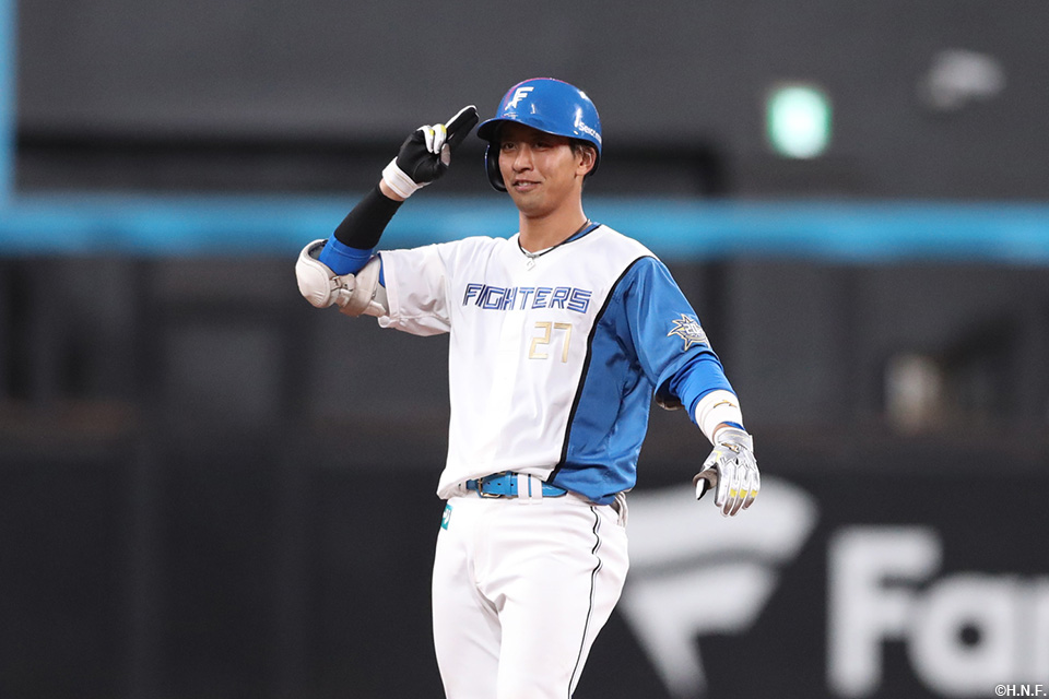 2回裏、ライトへ適時二塁打を放つ古川選手02