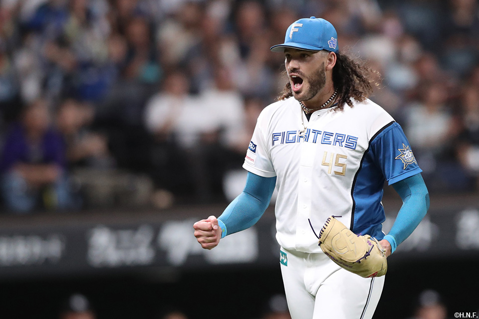 4回表、ピンチを切り抜けたポンセ投手01