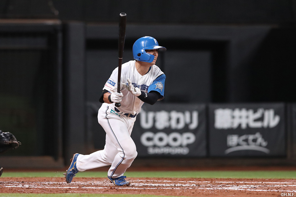 4回裏、ライトへヒットを放つ上川畑選手