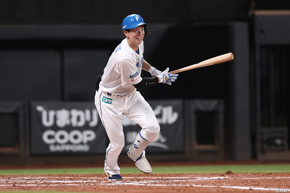 4回裏、ライトへ適時三塁打を放つ松本剛選手