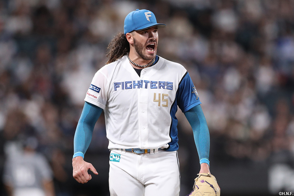 5回表、ピンチを切り抜けたポンセ投手