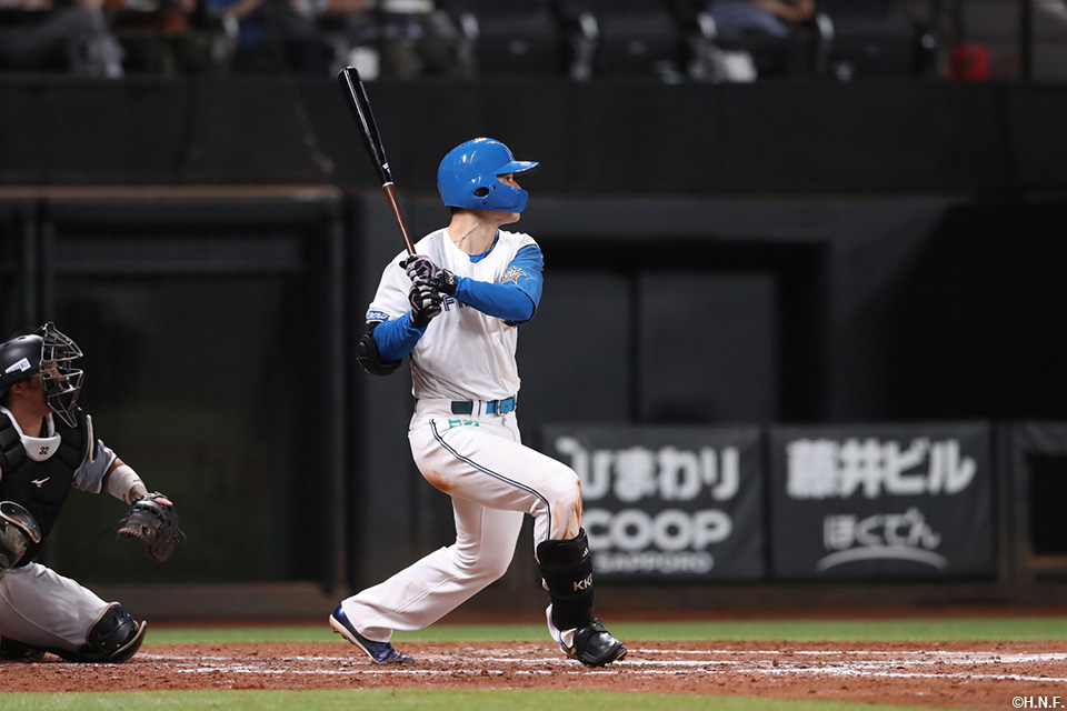 5回裏、センターへ二塁打を放つ清宮選手