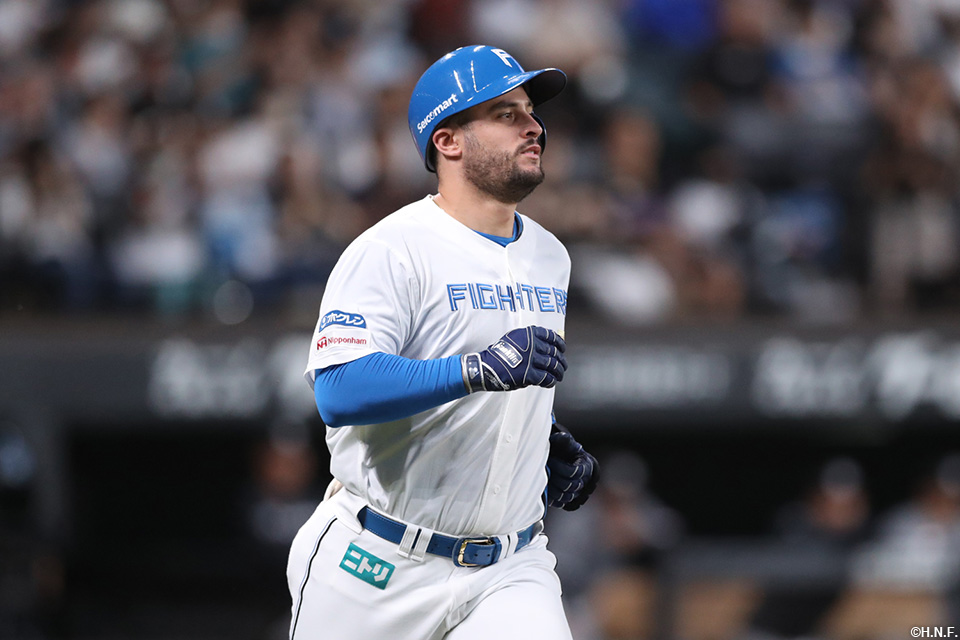 1回裏、ライトへヒットを放つマルティネス選手