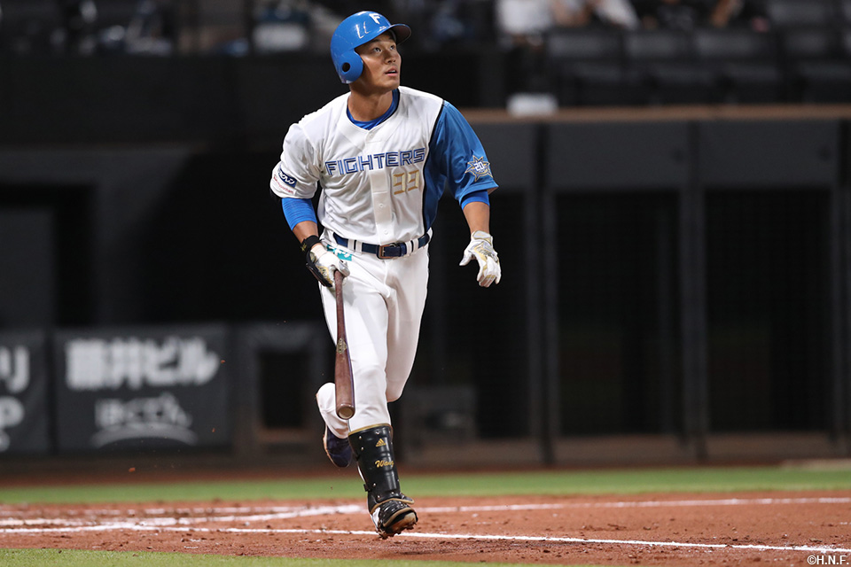 3回裏、ライトへ先制の本塁打を放つ王選手