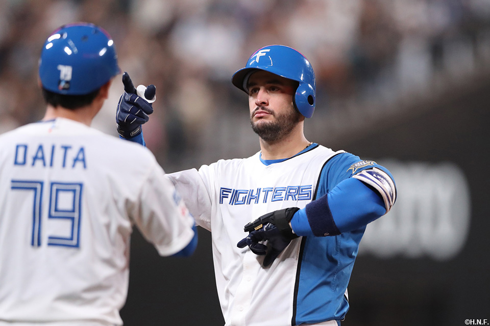 3回裏、センターへ適時打を放ったマルティネス選手