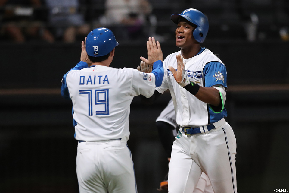 4回裏、レフトへソロ本塁打を放つ万波選手02