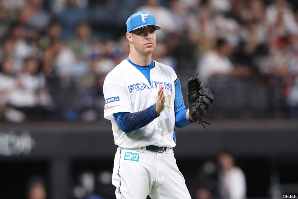 6回表、内野ゴロに打ち取るマーベル投手