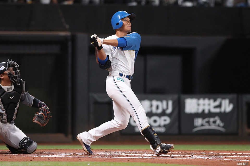 6回裏、ライトへヒットを放つ王選手01