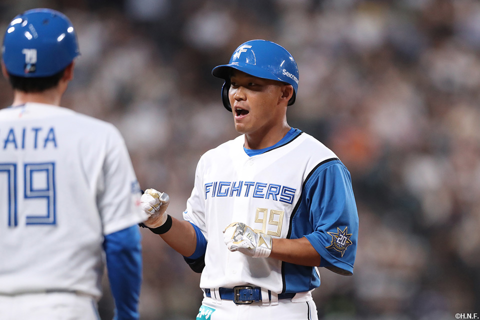 6回裏、ライトへヒットを放つ王選手02