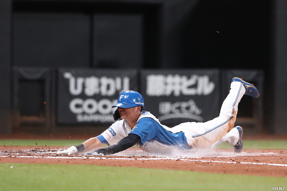 6回裏、生還する上川畑選手