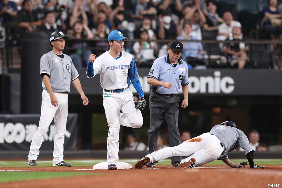 8回表、万波選手の返球に喜ぶ清宮選手